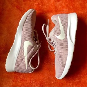 Woman’s light purple Nike’s✨